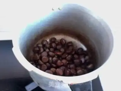 Make High-pressure cooker chestnut step 3