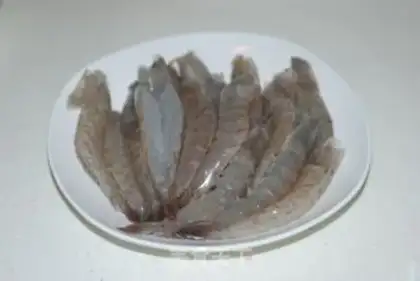Make Garlic on the open side steams shrimp step 0