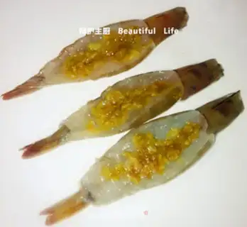 Make Garlic on the open side steams shrimp step 3