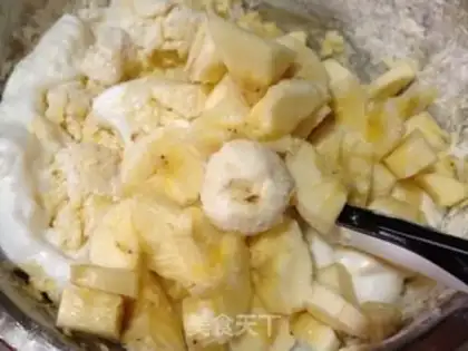 Make Caramel banana cheesecake step 12