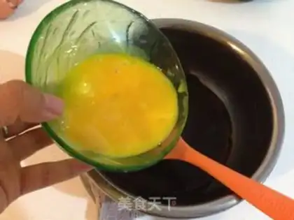 Make Fruit decorated cake step 3