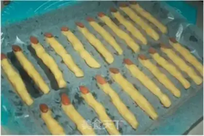 Make Witch finger crackers step 10