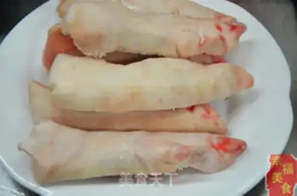 Make Red-coloured pig hoof step 0