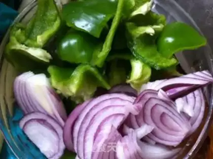 Make Pepper onion fried eggs step 1