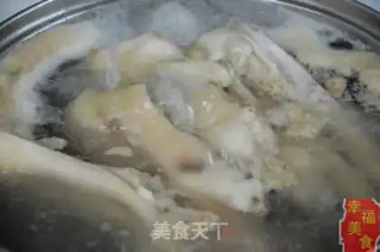 Make Red-coloured pig hoof step 1