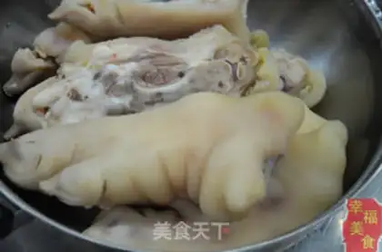 Make Red-coloured pig hoof step 2