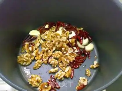 Make Hot walnuts step 2