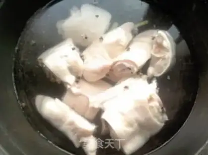Make Soybeans, pig hoof soup step 1