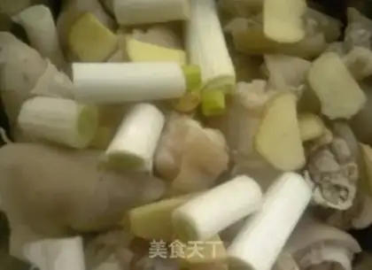 Make Soybeans, pig hoof soup step 2
