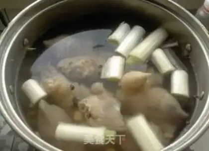 Make Soybeans, pig hoof soup step 3