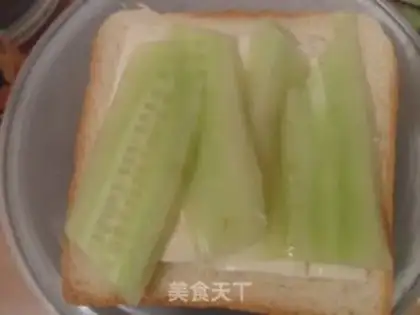Make Heart-shaped cheese pine sandwich step 3