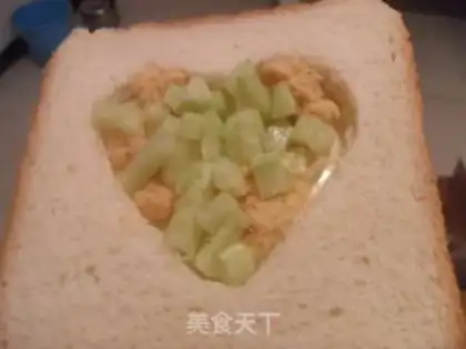 Make Heart-shaped cheese pine sandwich step 4