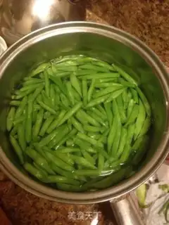 Make Four seasons of bean fried meat step 2