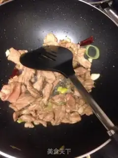 Make Four seasons of bean fried meat step 3