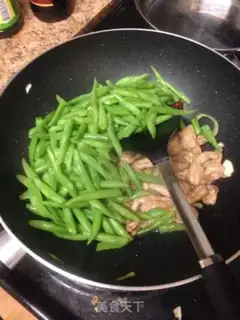 Make Four seasons of bean fried meat step 4