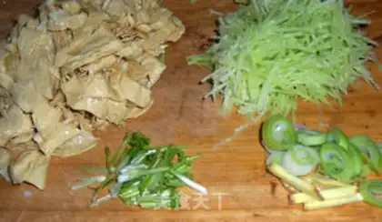 Make Clear the oil and radish step 0
