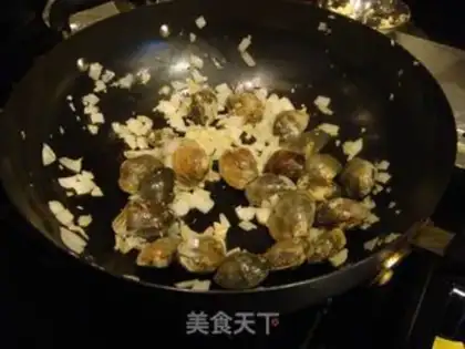 Make White wine makes clams step 1