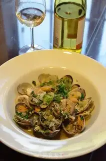 Make White wine makes clams step 3