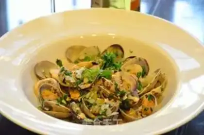 Make White wine makes clams step 4