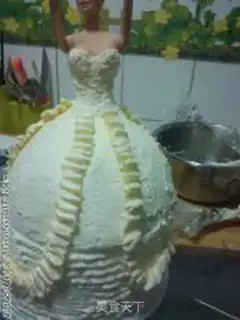 Make Barbie doll cake step 3