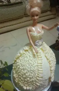 Make Barbie doll cake step 4