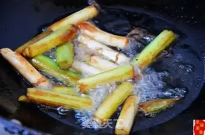 Make Onion potatoes burn sea cucumber step 3
