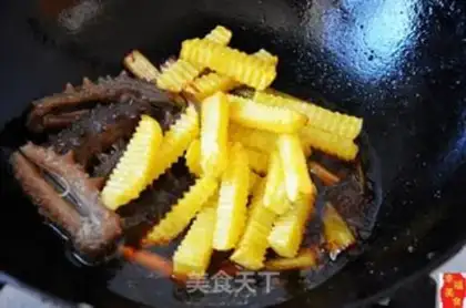 Make Onion potatoes burn sea cucumber step 4