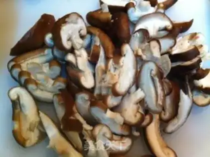 Make Yellow mushroom fried meat step 1