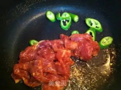 Make Yellow mushroom fried meat step 3