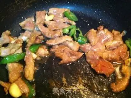 Make Yellow mushroom fried meat step 4