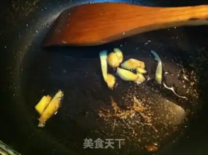 Make Yellow mushroom fried meat step 5