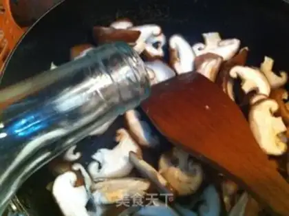Make Yellow mushroom fried meat step 6