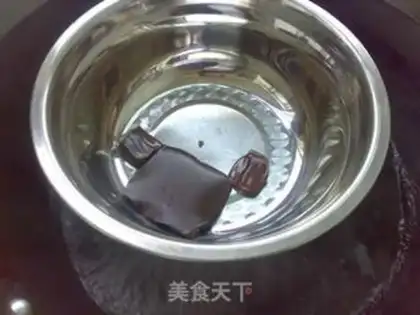 Make walnut chocolate plate step 1