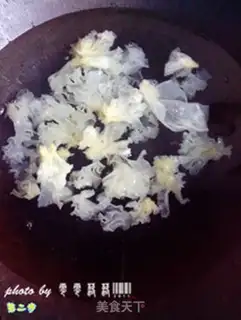 Make Spaghetti silver ear soup step 1