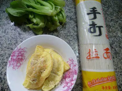 Make Chicken omelet noodles step 0