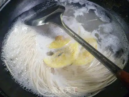 Make Chicken omelet noodles step 2