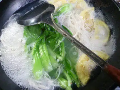 Make Chicken omelet noodles step 3