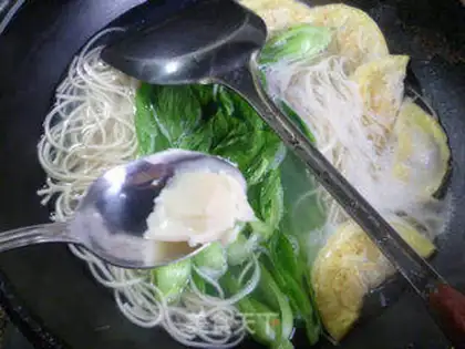 Make Chicken omelet noodles step 4