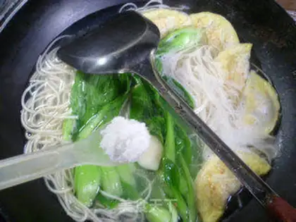 Make Chicken omelet noodles step 5