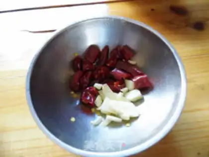 Make Spicy shrimp from a dry pot step 1