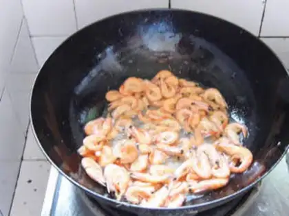 Make Spicy shrimp from a dry pot step 3