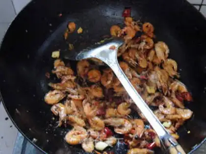 Make Spicy shrimp from a dry pot step 7