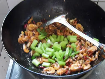 Make Spicy shrimp from a dry pot step 8