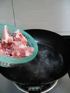Make Blue olive pig soup step 1