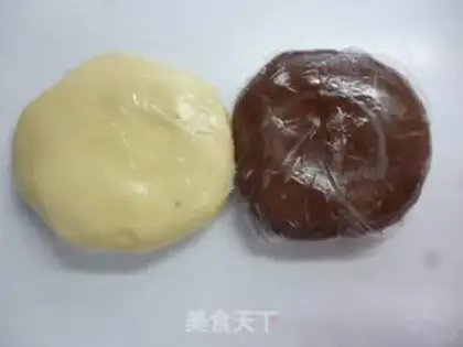 Make Black and white, two-colour bear cookies step 3