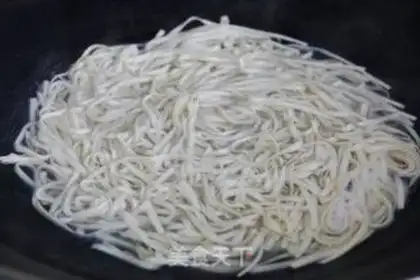 Make Hot dry noodles step 1