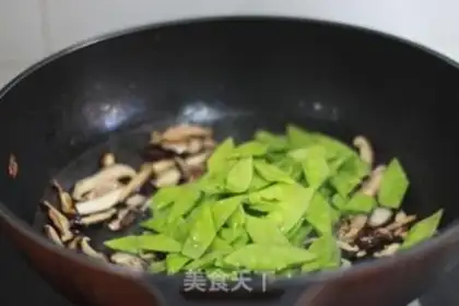 Make Fry mushrooms, Dutch beans step 3