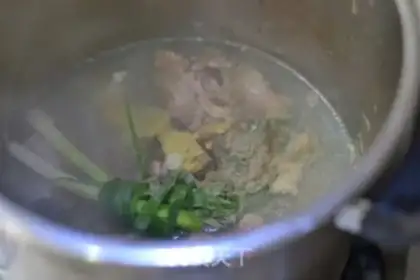 Make High-pressure pans burning pigs