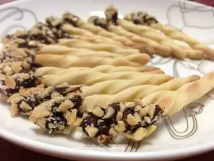 Make Chocolate peanut crackers step 9