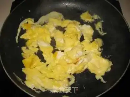 Make Fried eggs with oil step 4